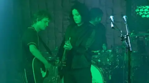 Veja o The Raconteurs tocar duas músicas novas na televisão dos EUA!