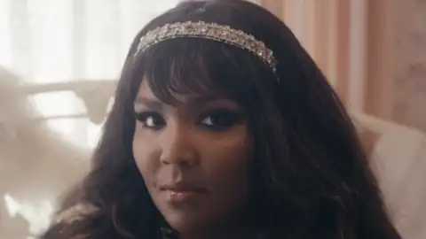 Lizzo em 1º e retorno de Ozzy Osbourne em décadas: Veja o Top 10 singles nos EUA!