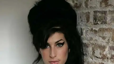 "Back To Black" de Amy Winehouse é eleito o melhor disco do século 21