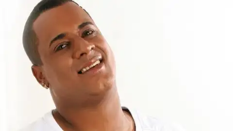 Xexéu, ex-vocalista do Timbalada, é filmado pedindo dinheiro nas ruas de Salvador