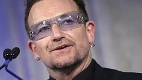 Bono toca para fãs nas ruas de Dublin na véspera do Natal