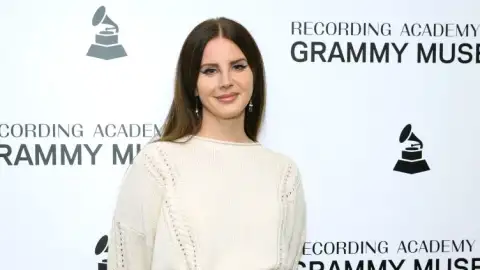 Lana Del Rey se distrai e esquece de cantar durante apresentação no Museu do Grammy. Veja!