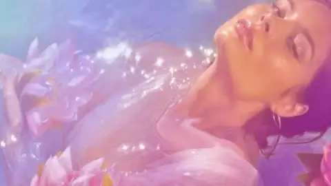 Nina Nesbitt dá nova, e surpreendente, roupagem para "Toxic" de Britney Spears. Ouça!