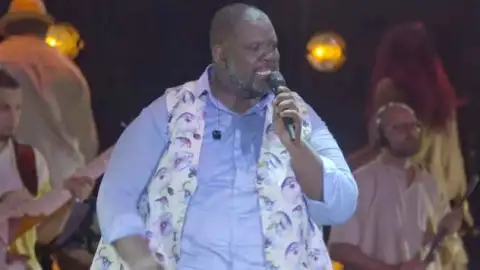 Veja Péricles cantar um medley de "Havana" de Camila Cabello e "Oye Como Vá" de Tito Puente