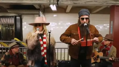 Alanis Morissette canta disfarçada no metrô de Nova York com Jimmy Fallon. Veja!