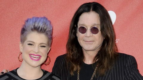 Filha de Ozzy Osbourne desmente rumores de que o cantor estaria em seu "leito de morte"