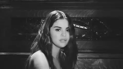 "Rare" de Selena Gomez estreia no topo da parada americana de álbuns