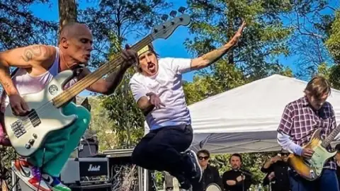 Veja a primeira performance de John Frusciante desde o seu retorno ao Red Hot Chili Peppers