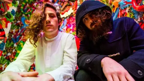 Dupla Hippie Sabotage fará show único no Brasil em maio