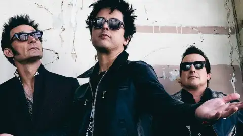 "Father Of All..." do Green Day estreia no topo da parada britânica de álbuns