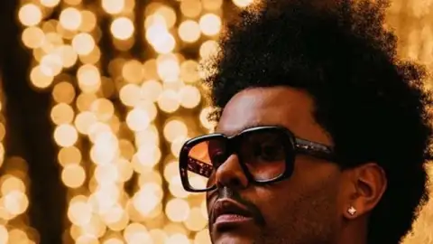 "Blinding Lights" de The Weeknd segue em primeiro lugar na Grã Bretanha