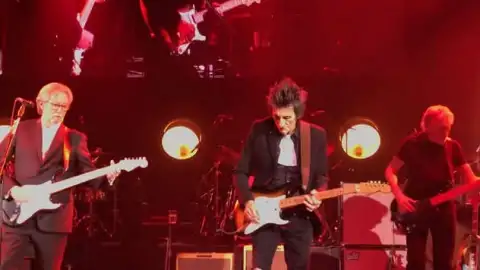 Eric Clapton, Roger Waters, Ronnie Wood e Nile Rodgers fazem show em tributo a Ginger Baker