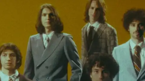 The Strokes lança o single "Bad Decisions" com clipe bizarro. Confira!