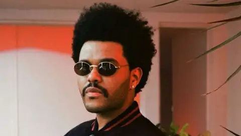 "Blinding Lights" de The Weeknd volta ao topo da parada britânica de singles