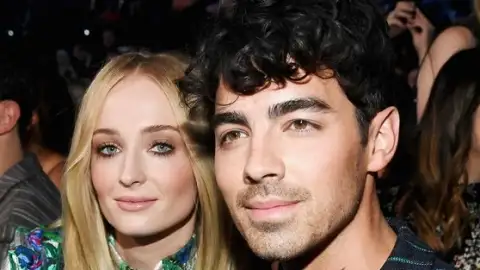 Sophie Turner admite que odiava o Jonas Brothers antes de conhecer Joe Jonas