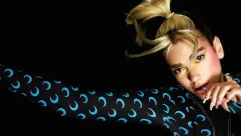 "Physical" de Dua Lipa ganha nova versão com participação de Hwa Sa do Mamamoo. Ouça!