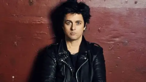 Billie Joe do Green Day grava cover direto do seu quarto isolado para o combate ao coronavírus