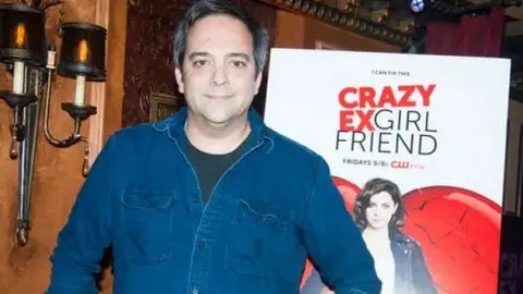 Tom Hanks, Stephen King e Rachel Bloom lamentam a morte de Adam Schlesinger