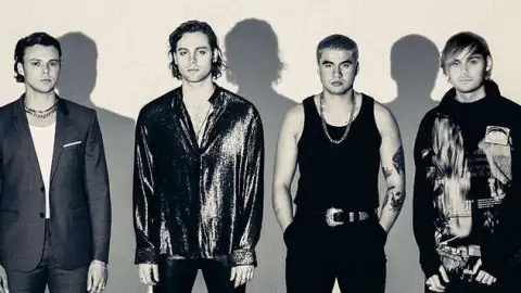 5 Seconds Of Summer supera Dua Lipa e fica no topo da parada britânica de álbuns