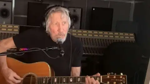 Roger Waters canta "Paradise" em homenagem a John Prine