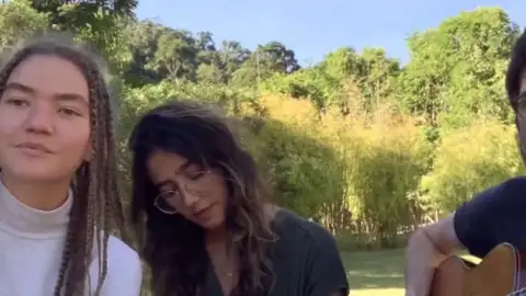 Anavitória, Emicida e Samuel Rosa fazem covers de Erasmo Carlos no aniversário do Tremendão