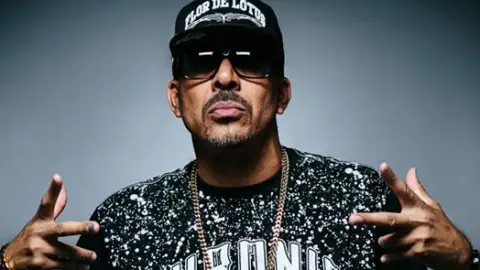 Dexter vai atrás de jovem que o chamou de "macaco" e o faz gravar áudio de desculpas