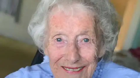Vera Lynn, cantora símbolo do Reino Unido, morre aos 103 anos