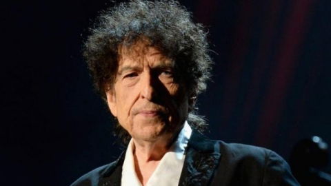 Bob Dylan estreia no topo da parada britânica de álbuns batendo recordes