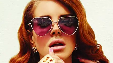 Lana Del Rey acha que apresentações na TV são "estranhas"