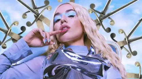 Ava Max lança nova versão do single "Kings & Queens", com participação de Lauv e Saweetie