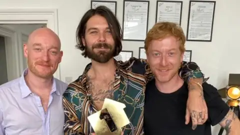 Escoceses do Biffy Clyro tiram Taylor Swift do primeiro lugar da parada britânica de álbuns