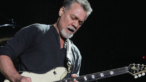 Famosos homenageiam e lamentam a morte de Eddie Van Halen: "Um herói da guitarra"