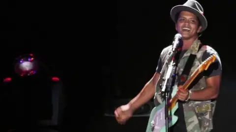 Bruno Mars leva público ao delírio em show em São Paulo