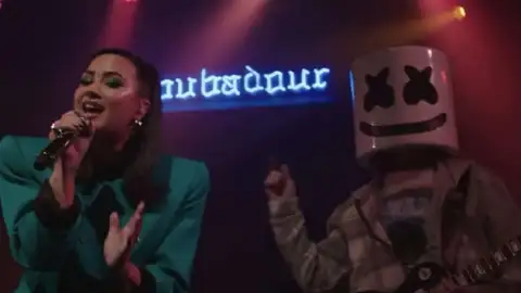 Demi Lovato, Miley Cyrus e Foo Fighters tocam em evento para ajudar a salvar casas de espetáculos