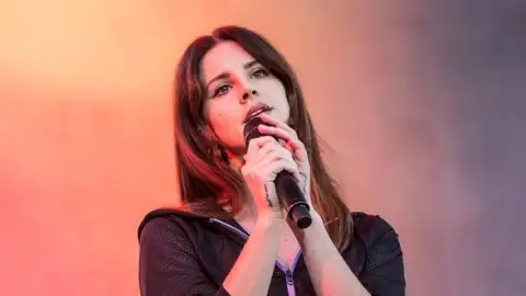Lana Del Rey faz versão à capela de "You'll Never Walk Alone". Veja o vídeo!