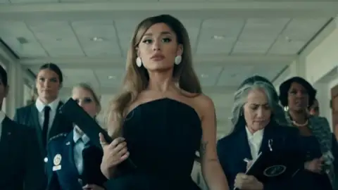 Ariana Grande domina a parada de álbuns e singles do Reino Unido com "Positions"