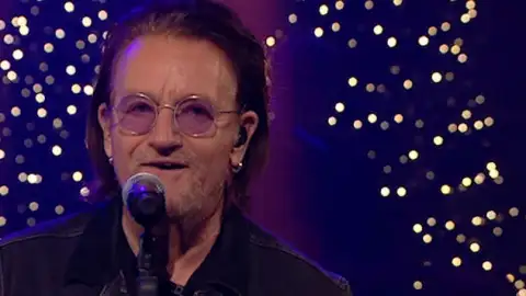 Veja Bono e The Edge do U2 celebrarem o natal em performance na televisão irlandesa