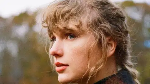 "evermore", de Taylor Swift, se mantém no topo da parada americana de álbuns pela segunda semana
