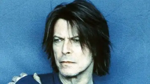 Covers que David Bowie fez de Bob Dylan e John Lennon saem no dia em que ele faria 74 anos