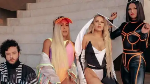 As Baías lançam "Quarto Andar", música com participação de Luísa Sonza. Veja o clipe!