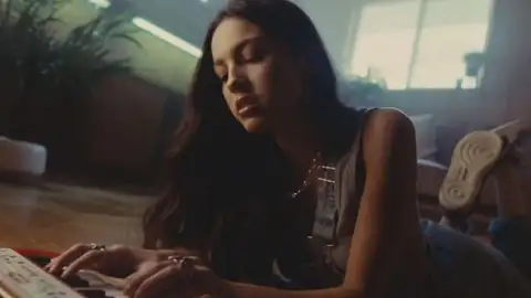 "drivers license" de Olivia Rodrigo estreia direto no topo da parada do Reino Unido