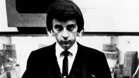 Ouça dez músicas que mostram a genialidade das produções de Phil Spector, morto neste domingo