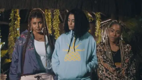 Veja o clipe e leia a letra de "Acabou", a nova música do projeto "Poesia Acústica"