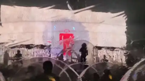 Flaming Lips faz shows com músicos, e público, envoltos em bolhas plásticas. Veja um trecho