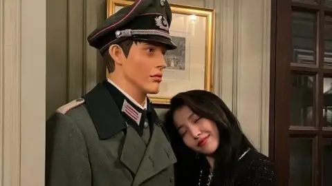 Sowon, do grupo GFRIEND, gera polêmica ao fazer pose ao lado de estátua de soldado nazista