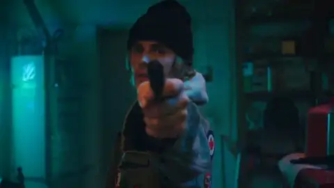 Com clipe dramático, Justin Bieber lança "Hold On". Veja!