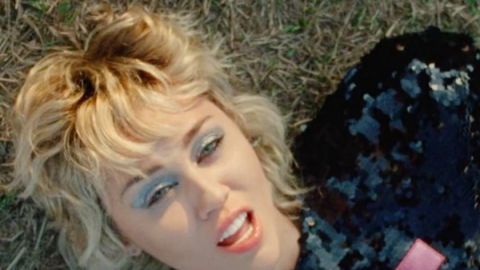 Miley Cyrus lança clipe para "Angels Like You" com imagens do seu show pré-Super Bowl. Veja!