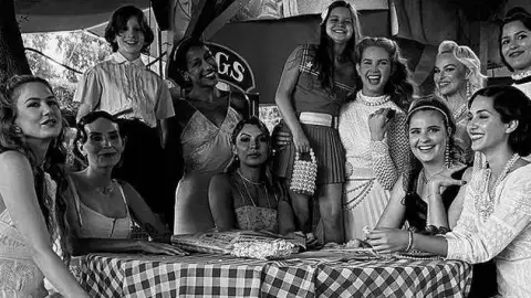 Lana Del Rey aposta na delicadeza em "Chemtrails Over the Country Club". Ouça o álbum!