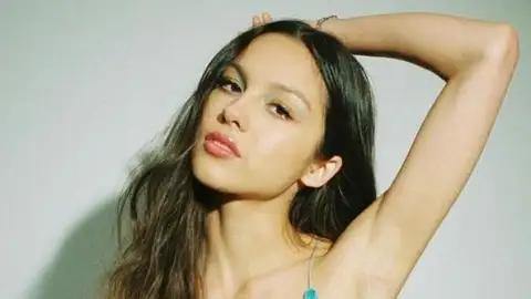 Após nove semanas no topo, "Drivers License" de Olivia Rodrigo cai para o 18° lugar no Reino Unido