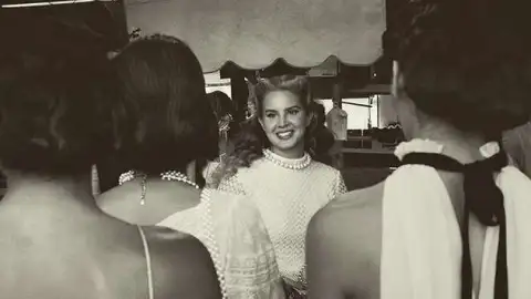 "Chemtrails Over the Country Club" de Lana Del Rey estreia no topo da parada britânica